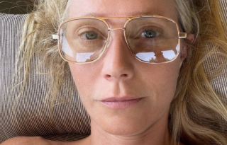 Anyaszült meztelenül, szemüvegben reklámozza új arctejét Gwyneth Paltrow