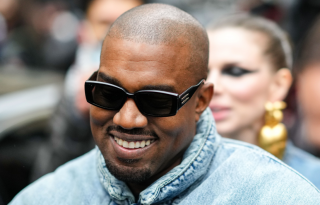 Kanye West szemeteszsákból árulja új kollekcióját