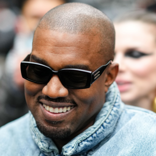 Kanye West szemeteszsákból árulja új kollekcióját