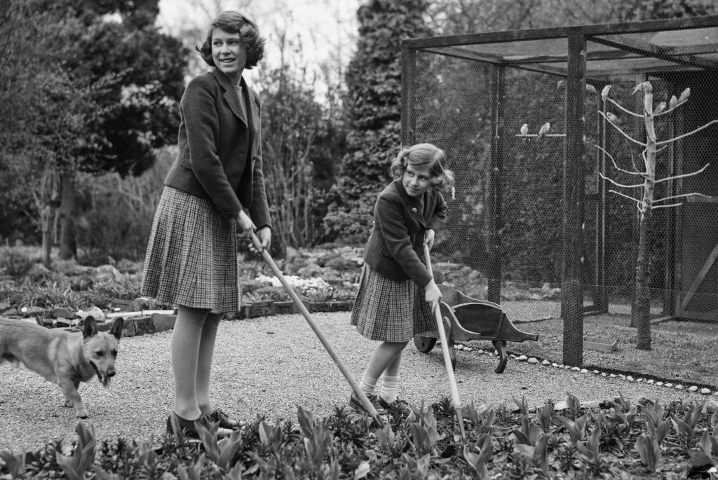 II. Erzsébet királynő kislányként a húgával, Margit hercegnővel