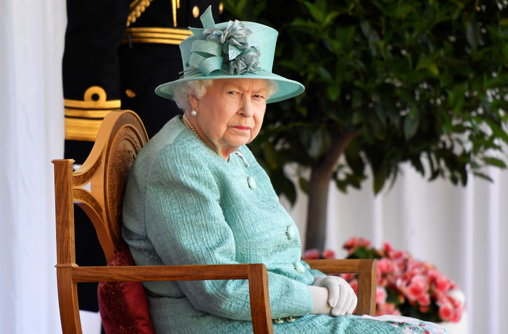 II. Erzsébet királyné megszorításokkal spórol