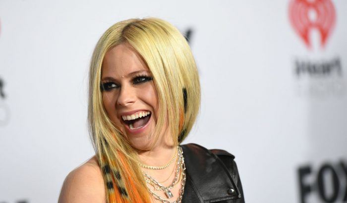 Avril Lavigne merész Versace kardigánban mutatta meg magát