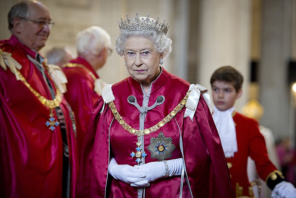 II. Erzsébet királyné megszorításokkal spórol