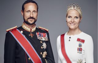 Szerelmes lett a pincérnőbe, és feleségül vette – Ilyen Haakon norvég koronaherceg házassága