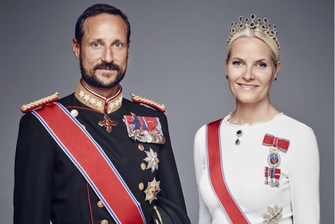 Haakon norvég herceg és pincérnőből lett felesége