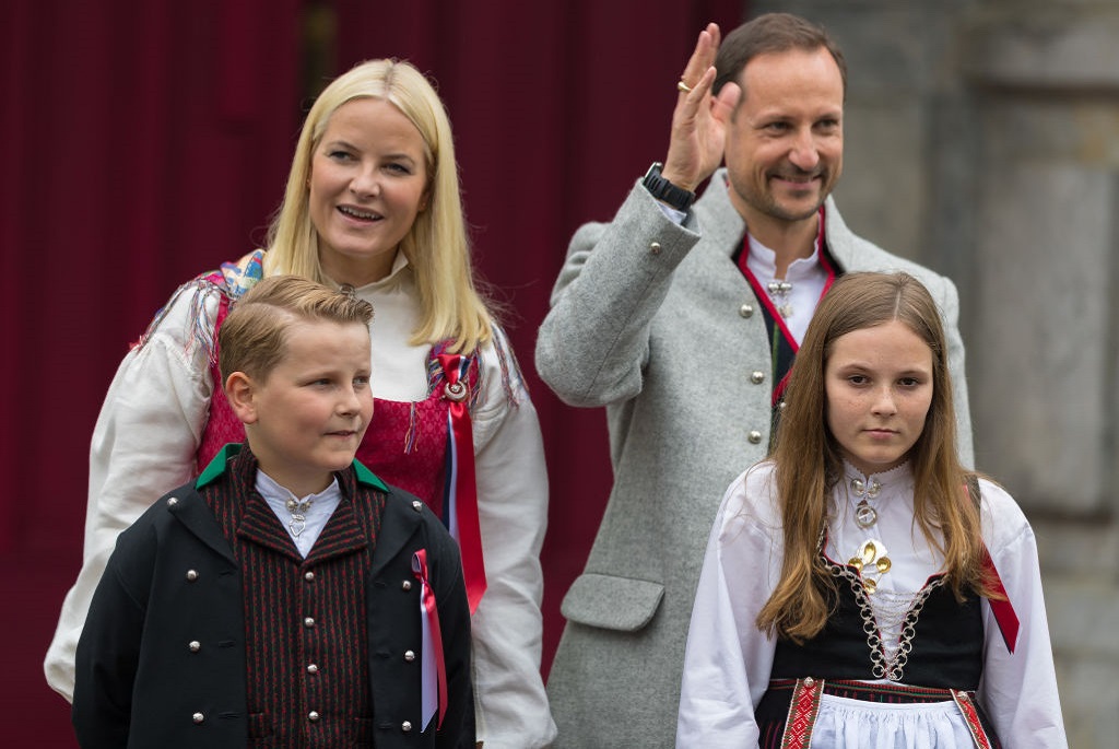 Haakon norvég koronaherceg Mette-Marit hercegnével és gyerekeikkel