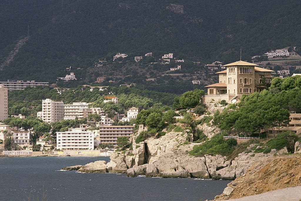 A tengerparti sziklákon magasodó Marivent Palota