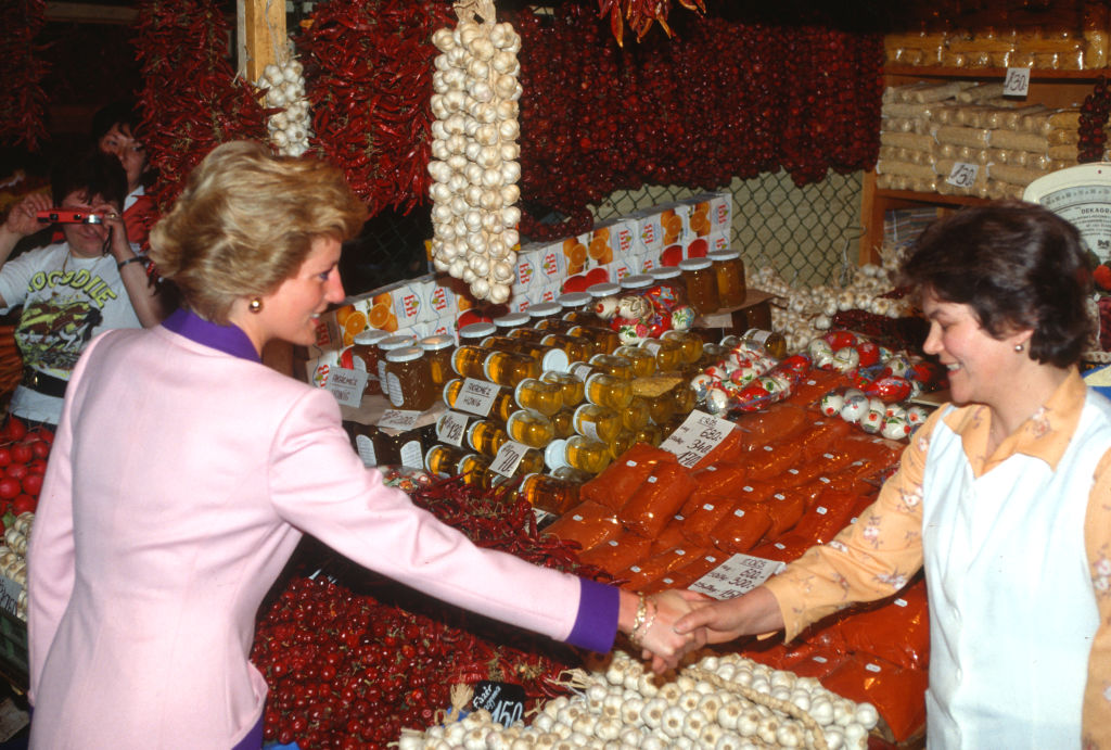 Diana hercegnő vásárol a piacon