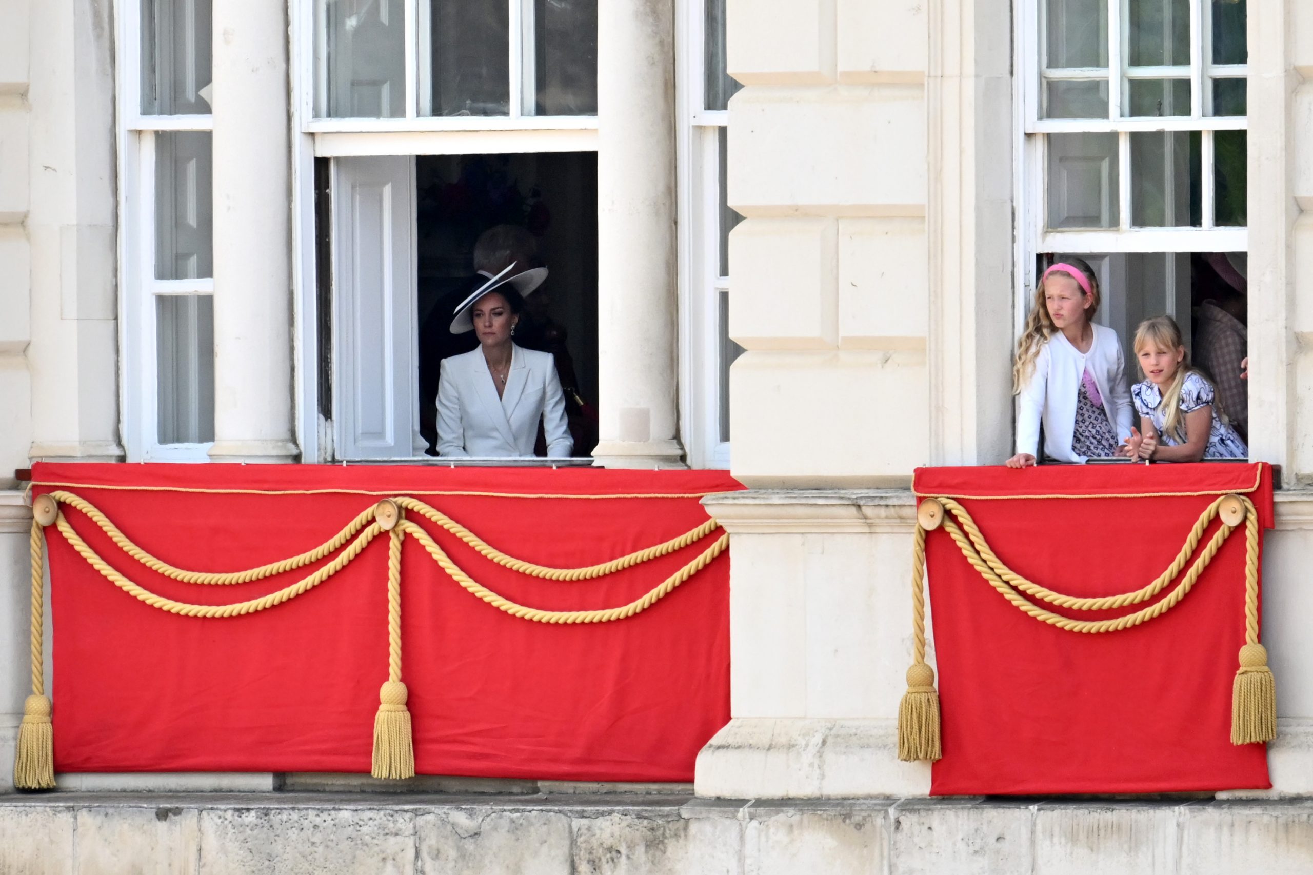 8. kép: Savannah Phillips és Isla Phillips kukucskál a Buckingham-palota ablakán a platinajubileumon (fotó: Jeff J Mitchell - WPA Pool/Getty Images)
