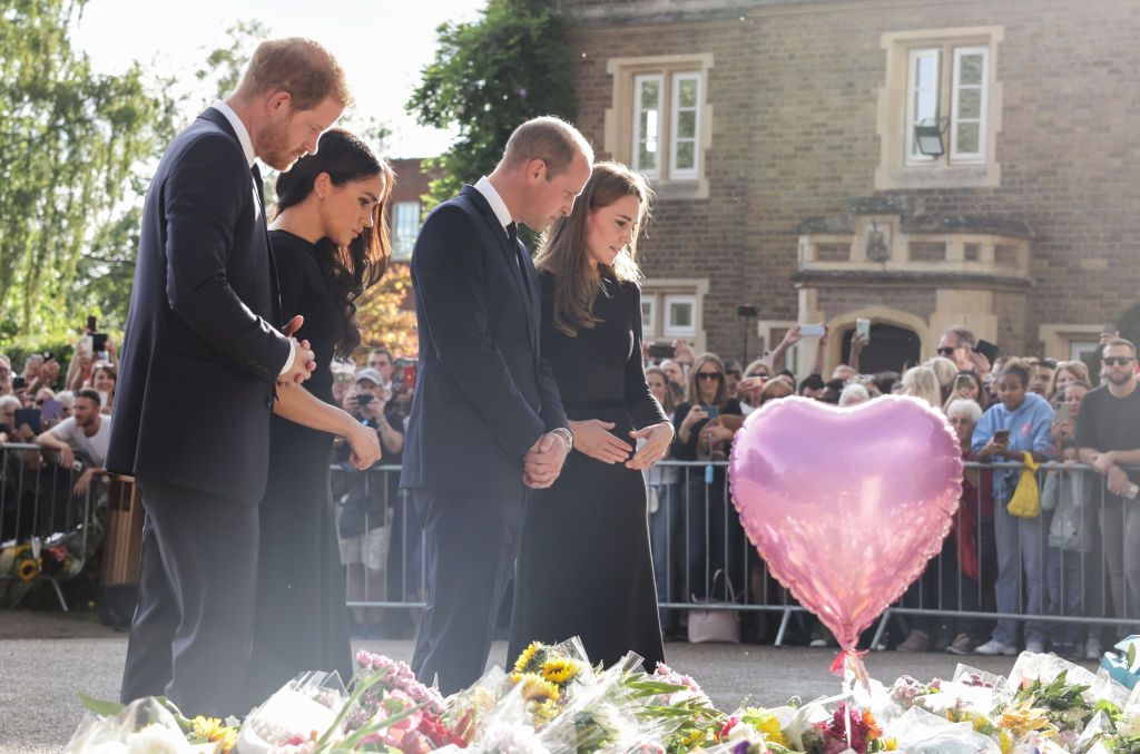 Harry herceg, Vilmos, herceg, Katalin hercegné, Meghan hercegné Windsorban virágokat néznek