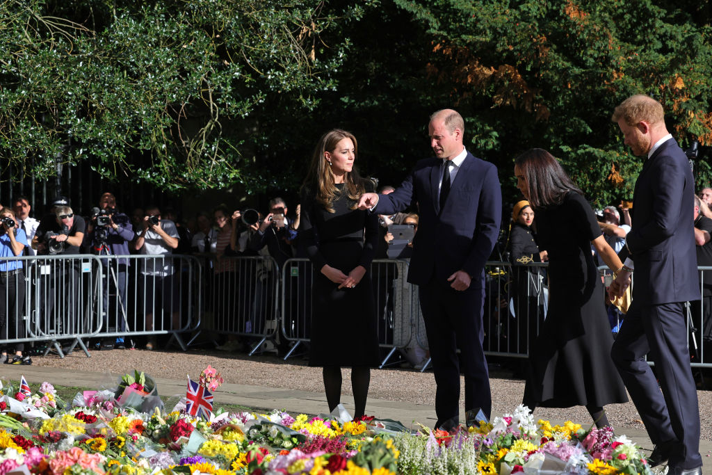 Harry herceg, Vilmos, herceg, Katalin hercegné, Meghan hercegné Windsorban virágokat néz
