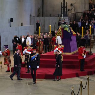 Harry herceg is katonai egyenruhában virrasztott Vilmossal és II. Erzsébet többi unokájával