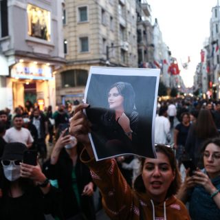 Hajvágással tiltakoznak a nők az agyonvert iráni lány halála után
