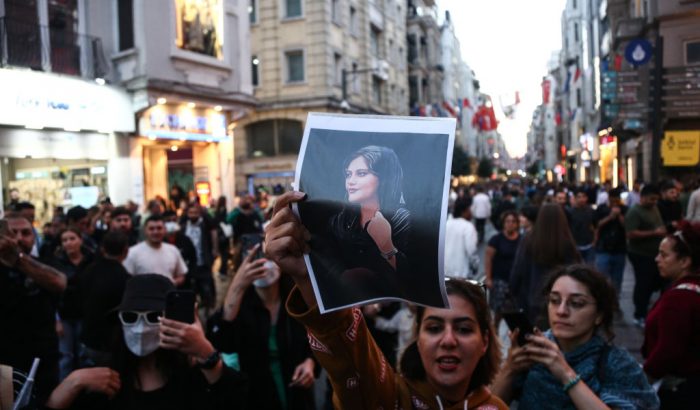 Hajvágással tiltakoznak a nők az agyonvert iráni lány halála után