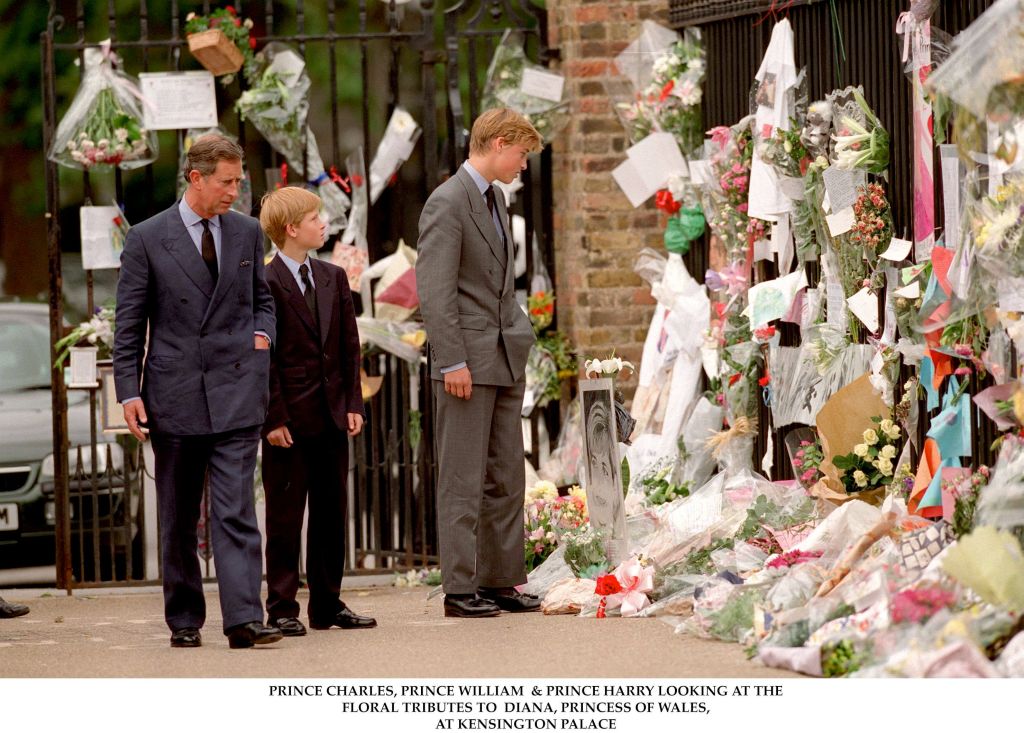 Harry herceg, vilmos herceg és Károly herceg virágokat néz