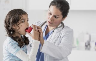 Új, szájon át lélegezhető Covid-vakcinát engedélyeztek