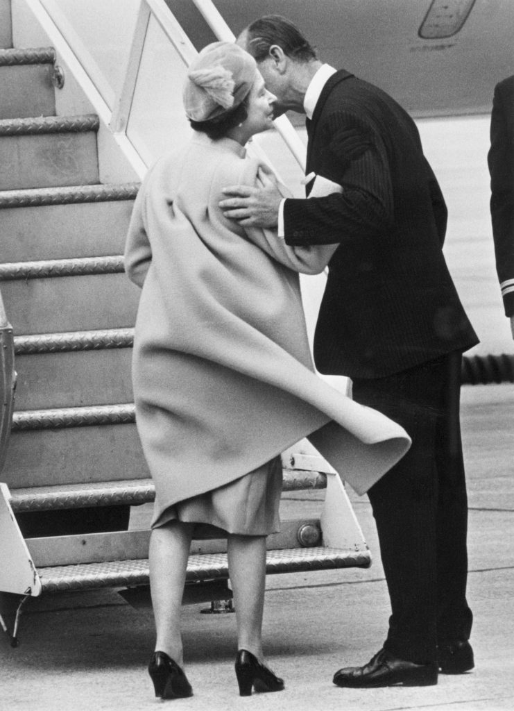 II. Erzsébet királynő és Fülöp herceg csók