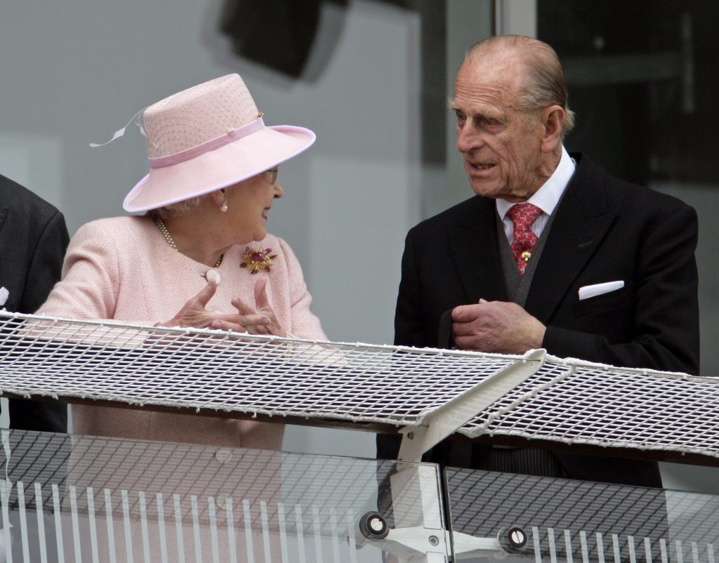 II. Erzsébet királynő és Fülöp herceg beszélget