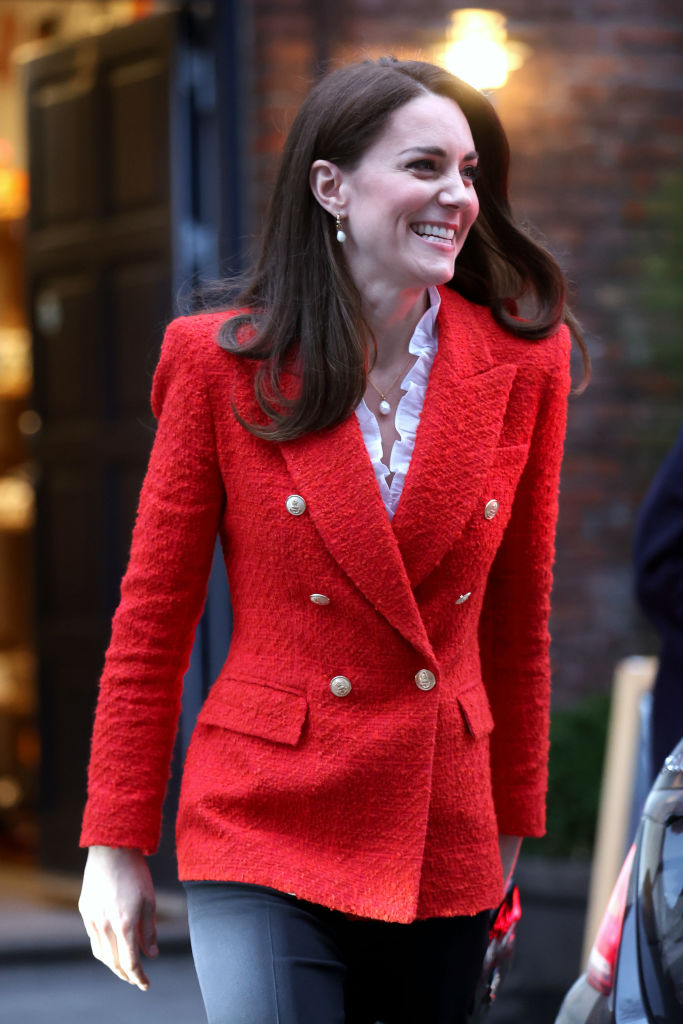 Katalin hercegné piros kabátban
