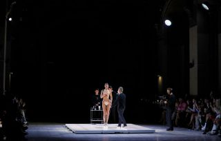 Bella Hadid meztelen testére a közönség előtt festették fel a ruhát a párizsi divathéten