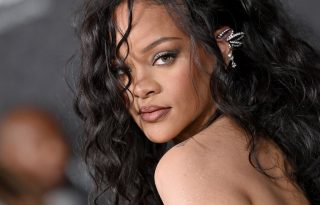 7 év után a Fekete Párduchoz írt új slágert Rihanna
