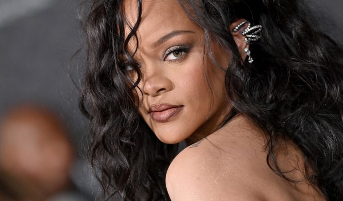 Rihanna imádja a szülés utáni fenekét
