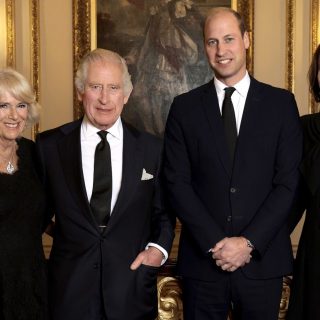 Súlyos üzenet áll a királyi család új portréja mögött