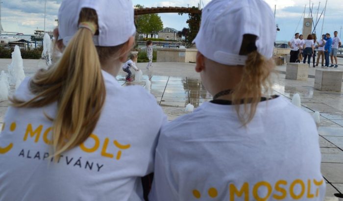 25 éves a Mosoly alapítvány, amely fogja a súlyosan beteg gyerekek kezét
