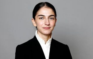 26 évesen klímaügyi miniszter lett: ő Romina Pourmokhtari