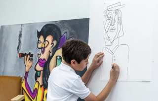 10 éves kisfiú a New York-i művészeti szcéna új üdvöskéje: eddig festményeivel 300 ezer dollárt keresett