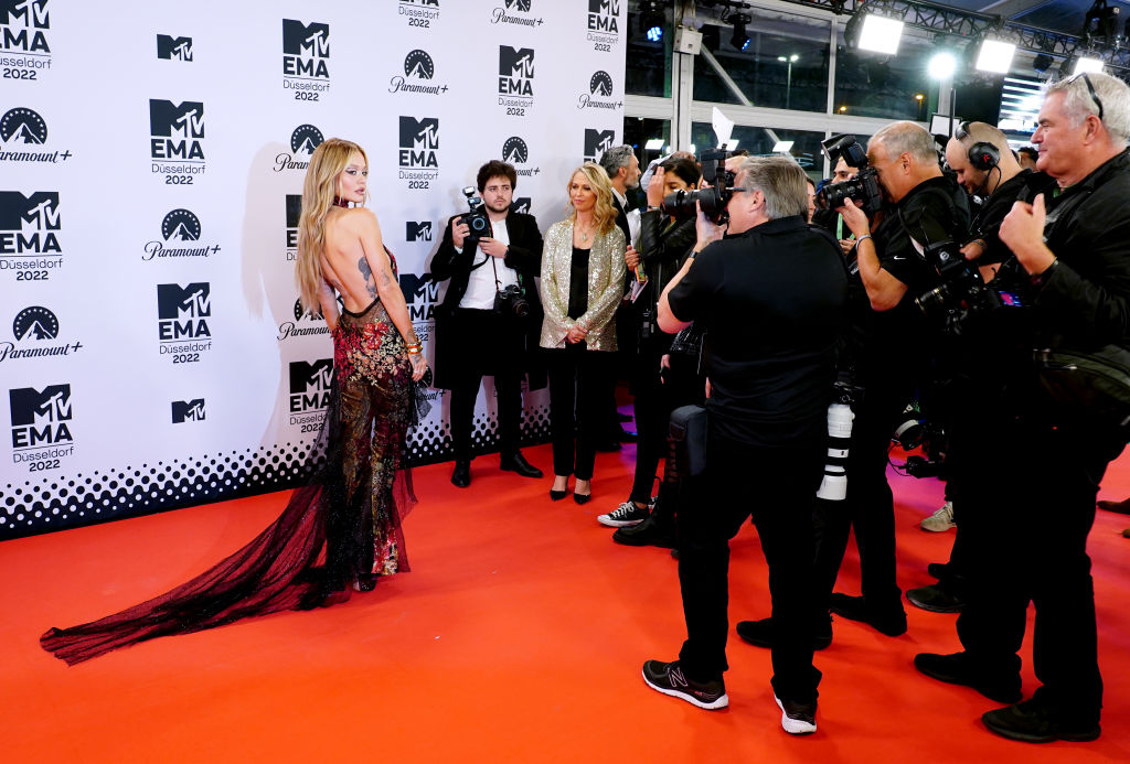 Félpucér istennők ünnepe: mutatjuk az MTV EMA legdögösebb szettjeit