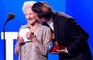 Egy 95 éves nagymama nyerte meg a Latin Grammy legjobb új előadó díját