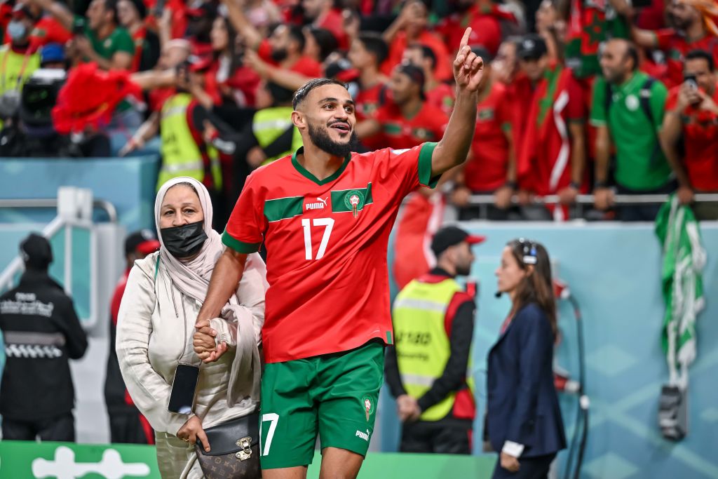 Sofiane Boufal a pályára is bevitte édesanyját örömében a Marokkó-Portugália meccs után.