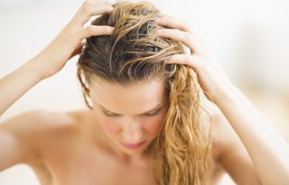 Fejbőrhámlasztás: így lesz sűrű, egészségesen ragyogó a hajad!