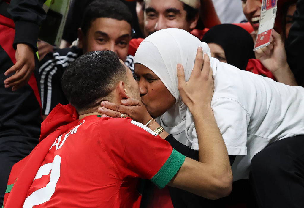 Achraf Hakimi édesanyjával a Marokkó-Spanyolország meccs után.