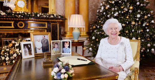 Piacra dobták a II. Erzsébet arcképével díszített karácsonyi pulcsit