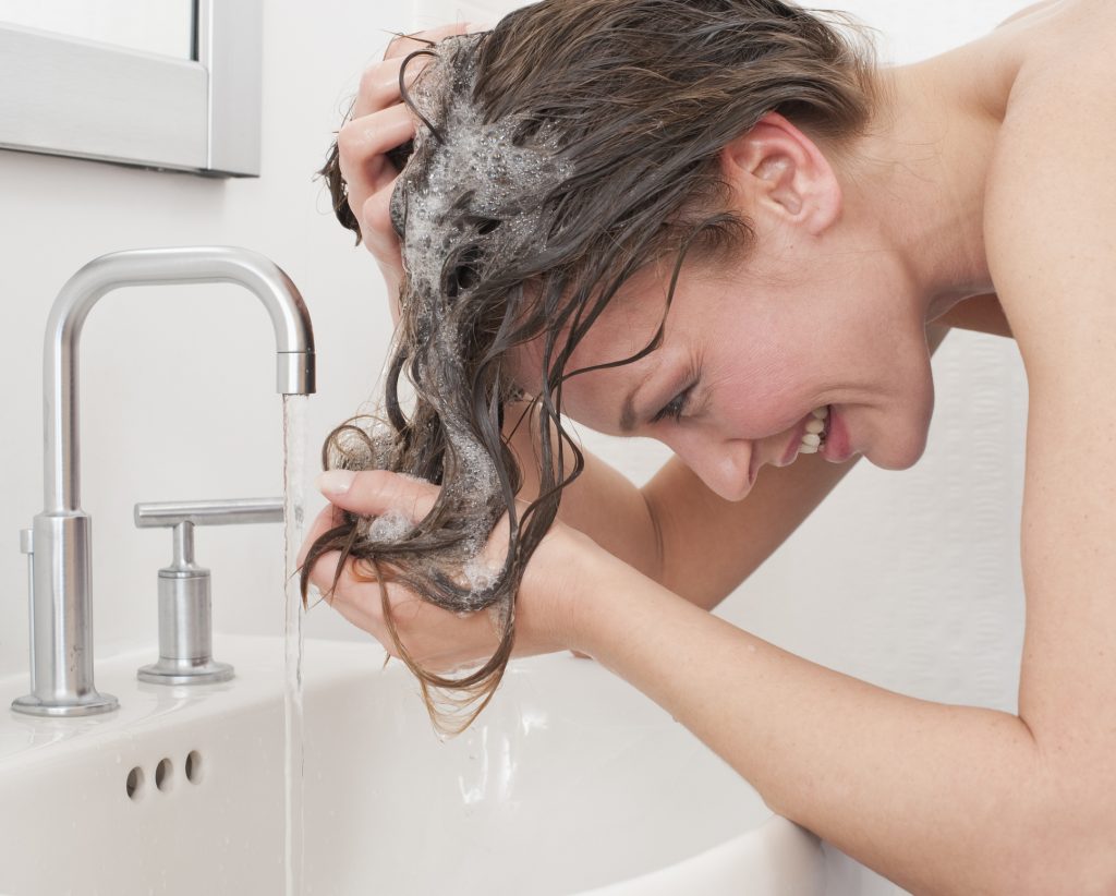 Ha lefelé lógatjuk a fejünket hajmosás közben, dúsabb lehet a hajunk