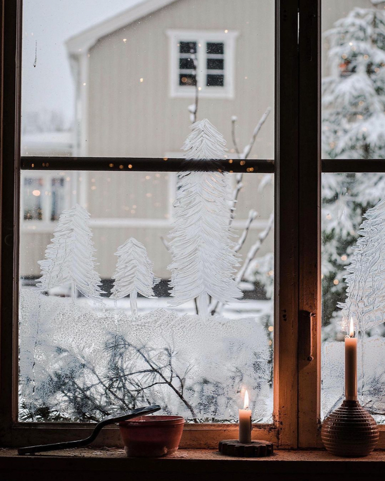 Az ablakfestés nagyon népszerű díszítés Skandináviában karácsonykor