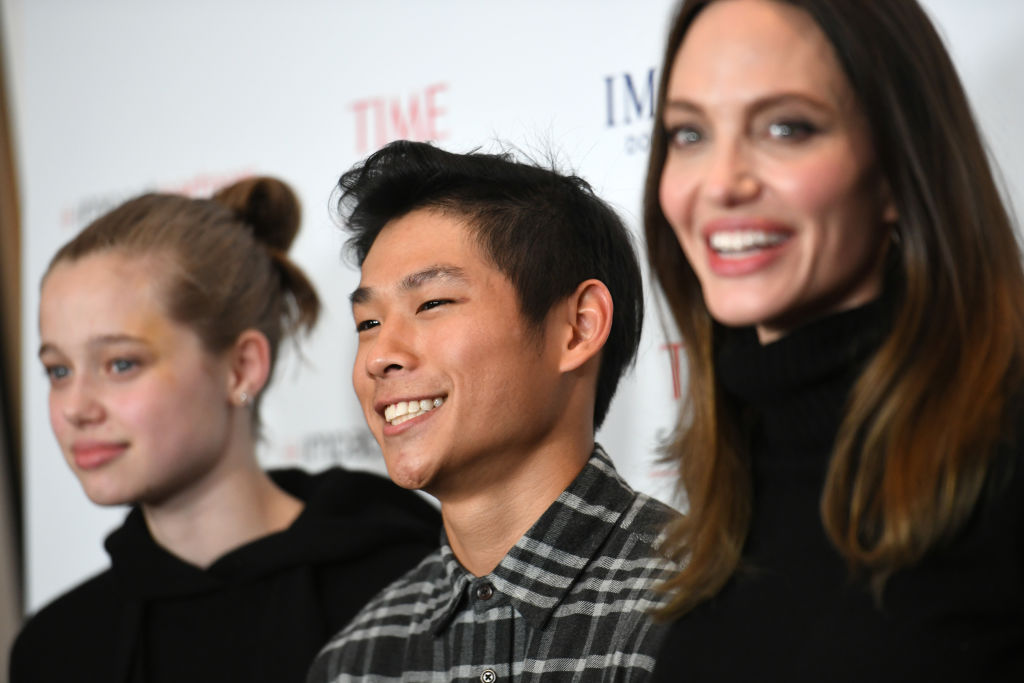 Álnéven tör be a művészvilágba Angelina Jolie és Brad Pitt fia