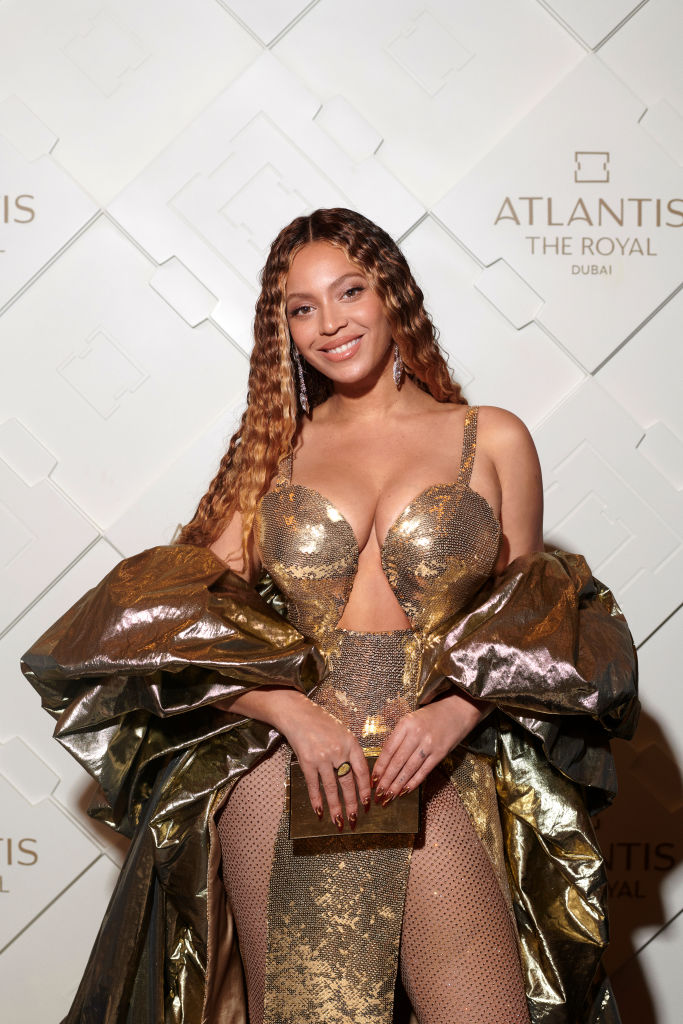 Beyoncé a koncert előtt egy egyedi Dolce & Gabbana ruhában fotózkodott