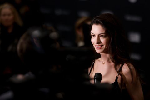 Anna Hathaway pufidzsekiben jelent meg a filmjének premiervetítésén.