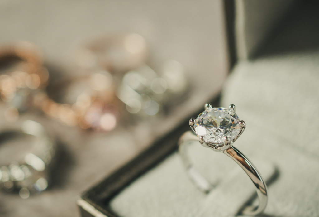 A De Beers gyémántdinasztia ültette el az 1930-as években a köztudatban, hogy az igaz szerelmet csak gyémánt eljegyzési gyűrűvel fejezhetjük ki igazán.
