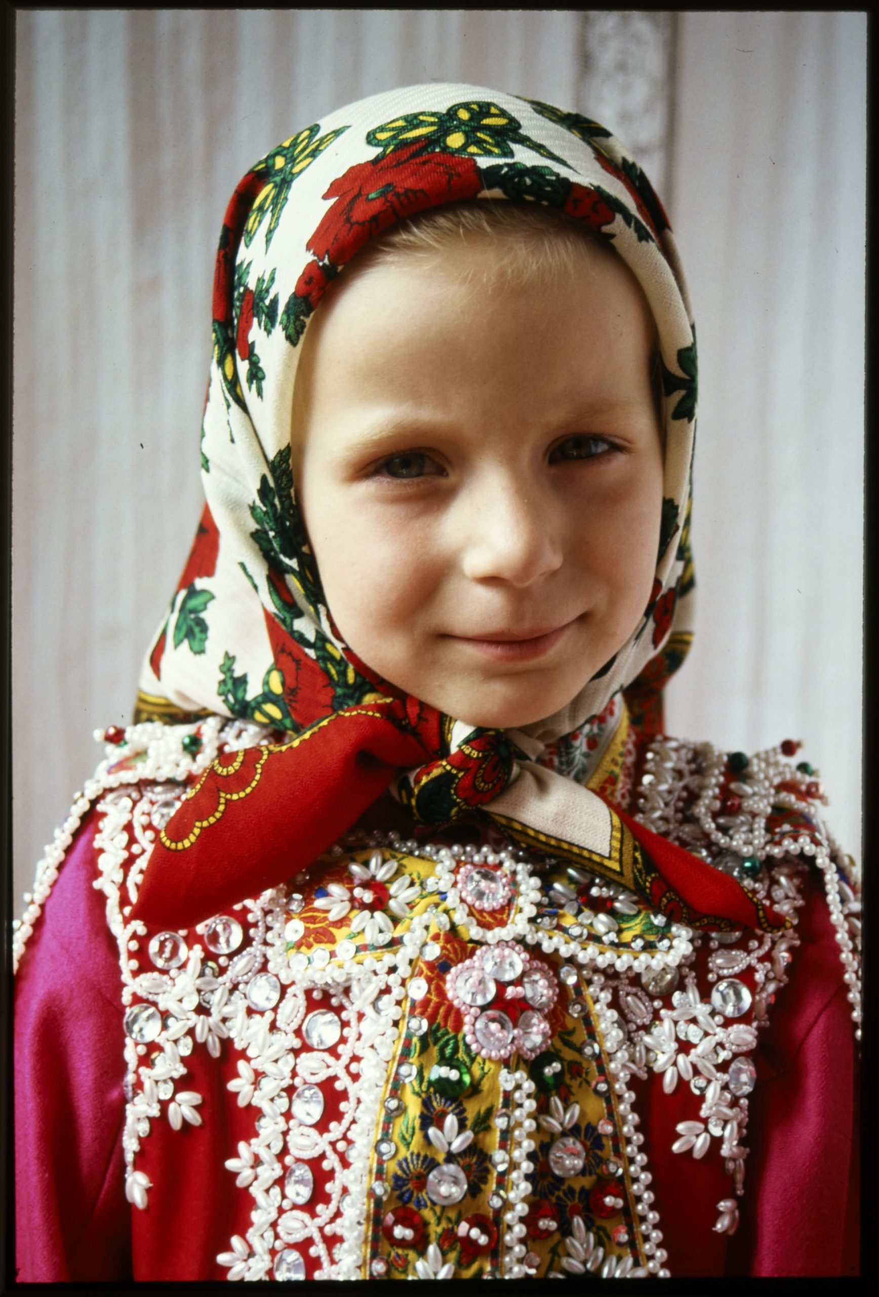 D34700 Kislány félünnepi kendőben, Inaktelke, Kolozs (Cluj) megye, Románia. Winter Erzsébet felvétele