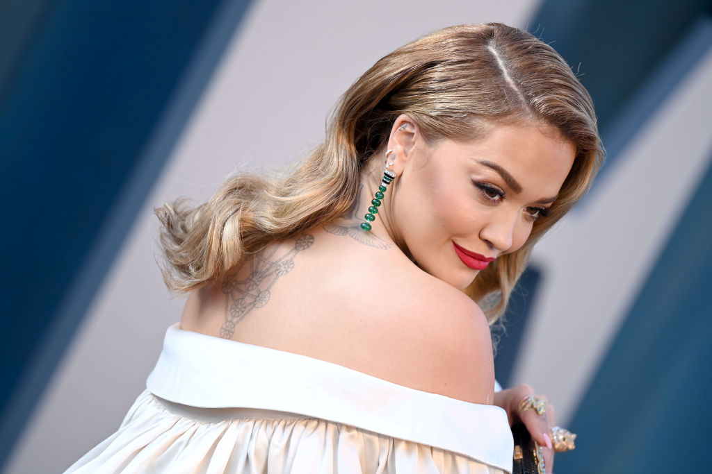 Rita Ora új szintre emelte a pucérruhát a Golden Globe előbuliján