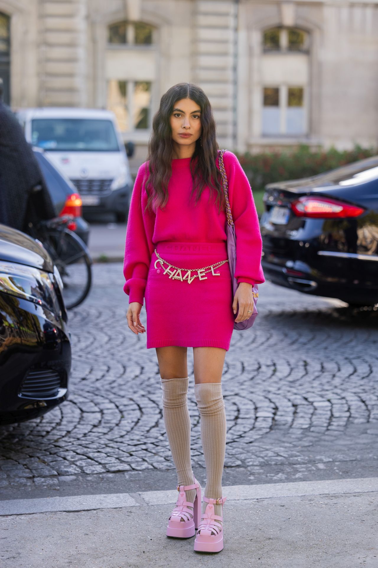 pink Chanel ruha street style szett részeként