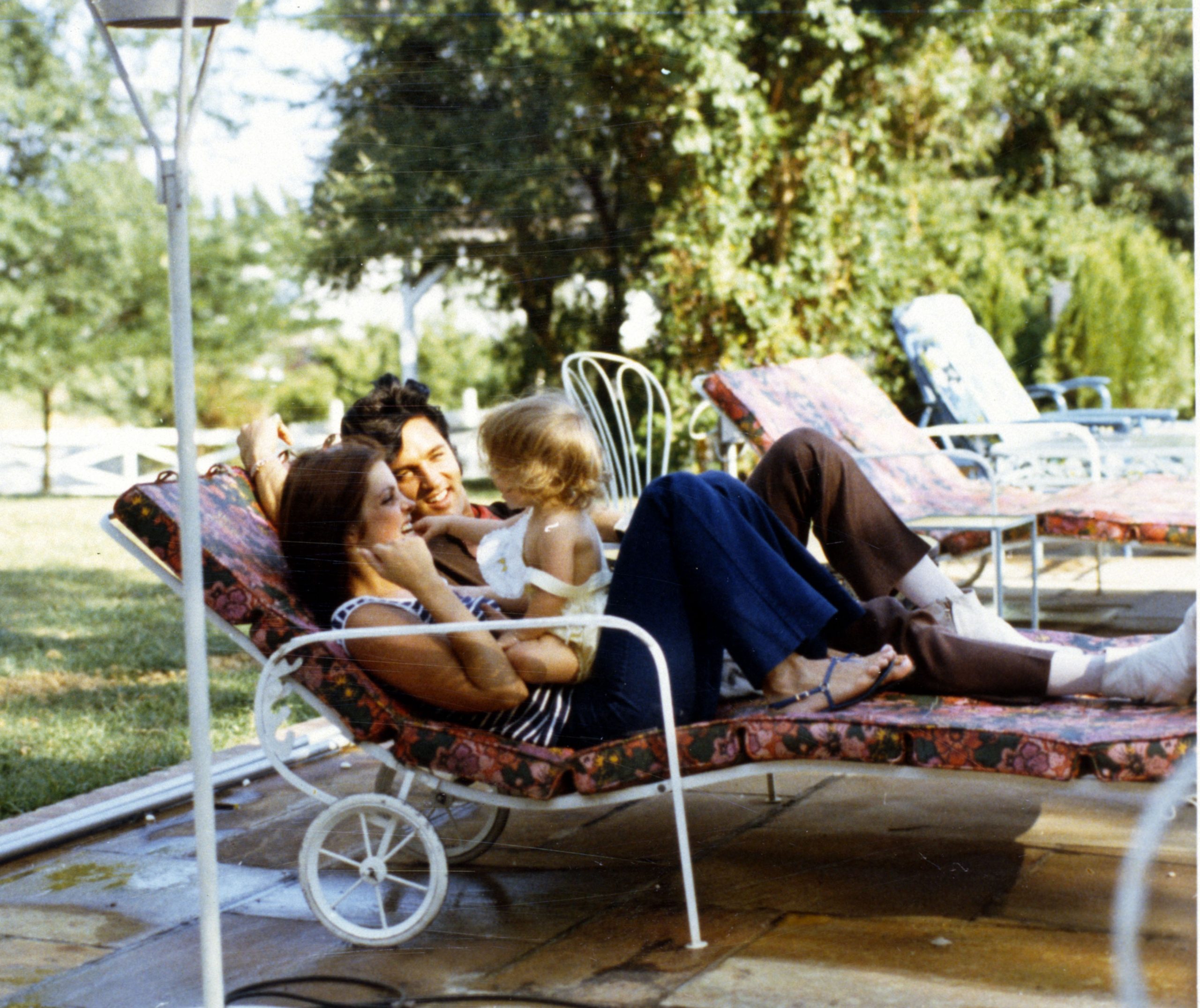 Lisa Marie Presley a szüleivel a kertben