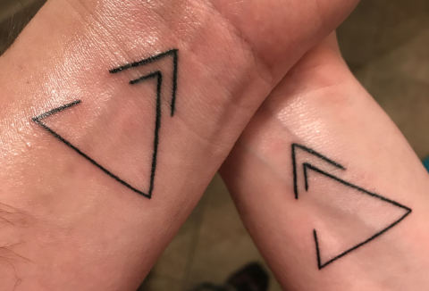 A változás szimbóluma a nyitott háromszög, amit sokan tetováltatnak magukra