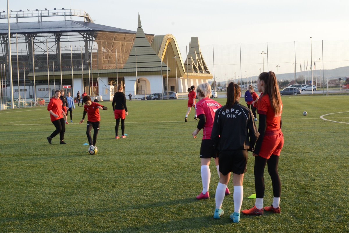 A női foci a régióban még gyerekcipőben jár, de már most érződik a változás szele.