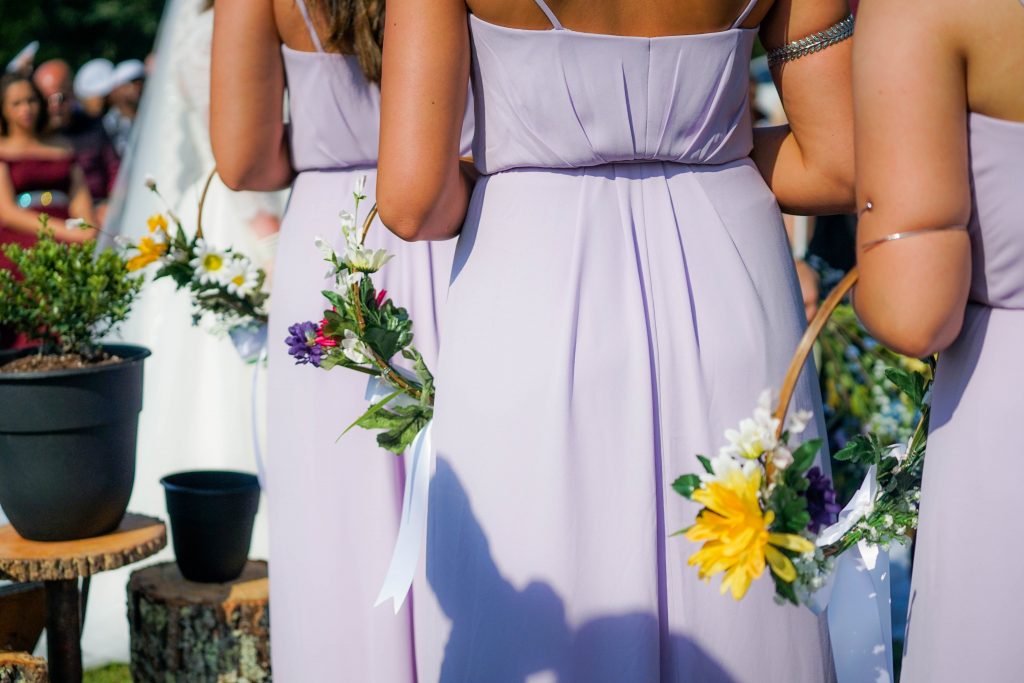 A koszorúslányok idén nem pasztell színű ruhában állnak a menyasszony mellé