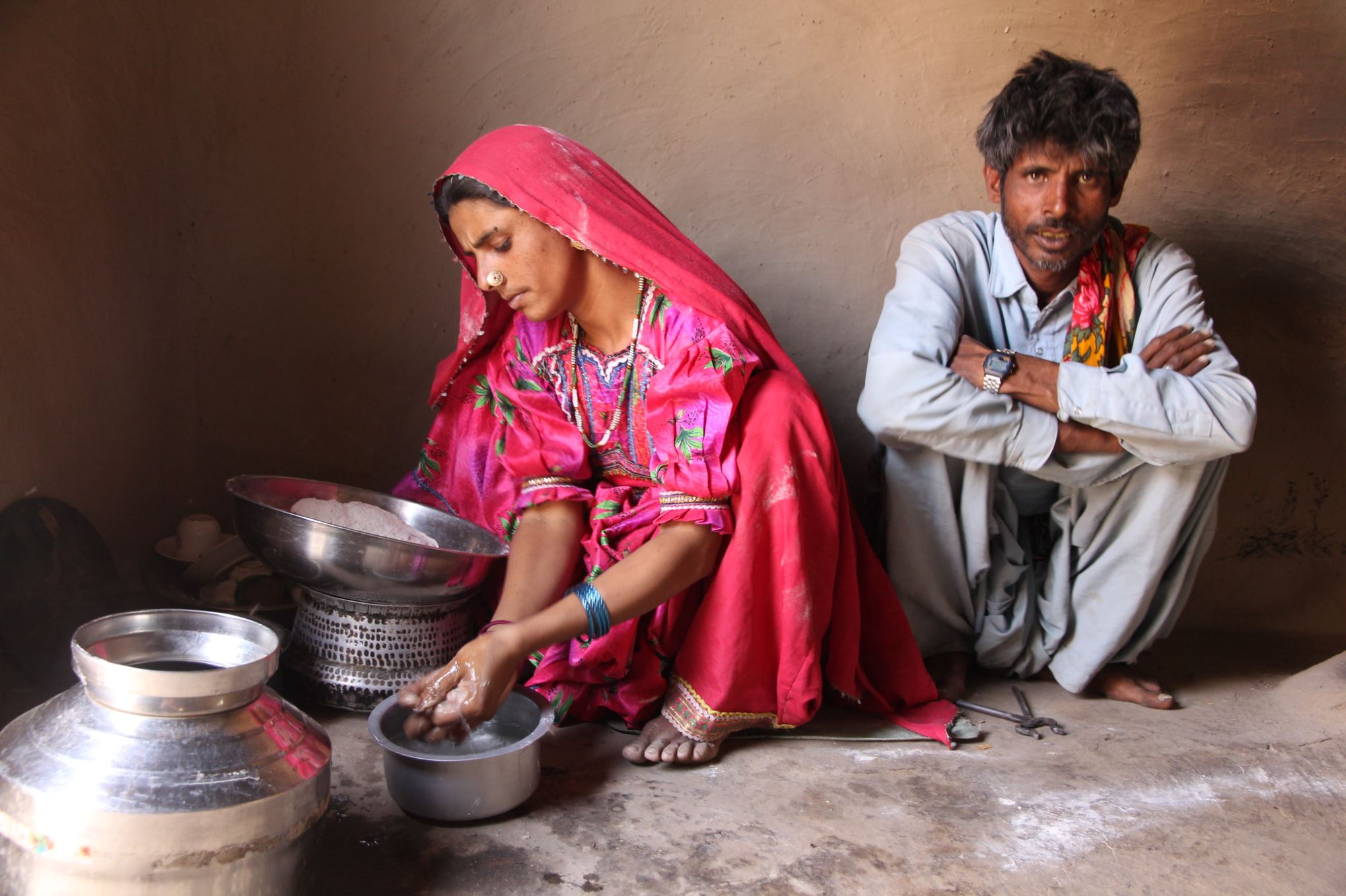F339835 Csapatit készítő pathan muszlim asszony Zarawadi, India. Kása Béla felvétele